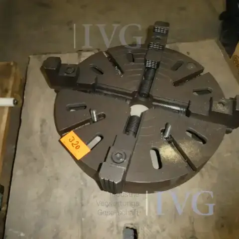 Four-jaw chuck