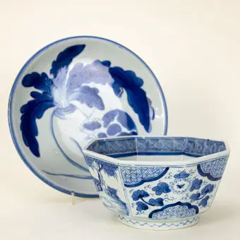 Une assiette et un bol, bleu et blanc, Japon, 19e s. au début du 20e s. (2).
