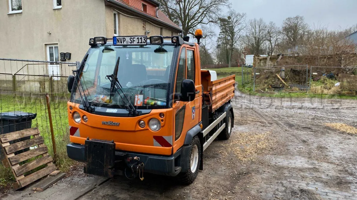 1 Multicar defekt mit Walzenstreuer FWS 350 und Vario Schneeschiebeschild FKP 1700