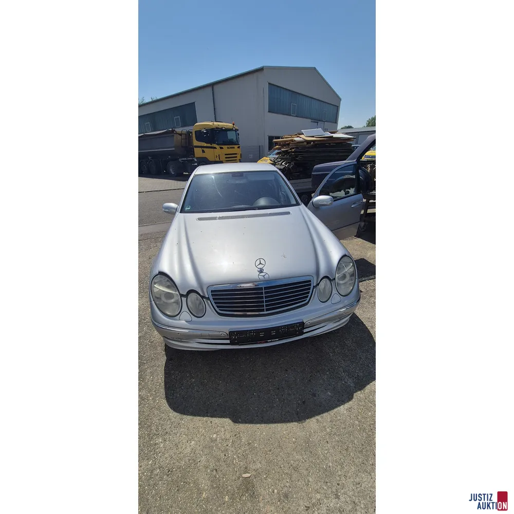 银色 Mercedes Benz E 320 CDI // 轿车