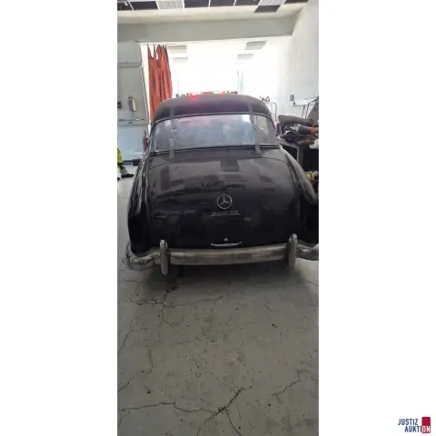 Svart Mercedes Benz 220 SE // coupé