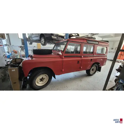 Rød Landrover Serie III