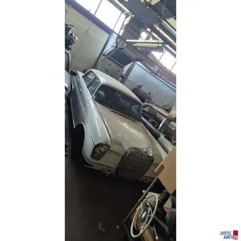 Hvit Mercedes Benz 300 SE // limousin
