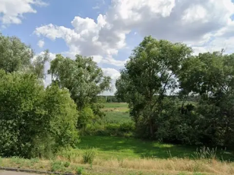 Bezesmluvní travní porost částečně s dřevinami v Angermünde