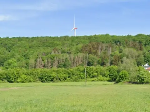 Lesní plocha vedle obytné zástavby v okrese Saarlouis