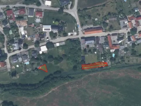 Dva zahradní/rekreační pozemky užívané bez smlouvy za zastavěnými pozemky cca 500 m východně od 'Geiseltalsee'