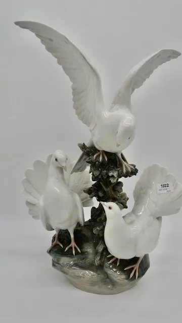 1 Porzellanfigur "Tauben" Llando, leicht beschädigt
