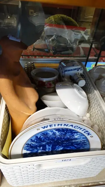 1 sada různých porcelánových dílů