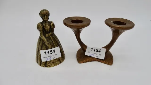 1 tafelbel + 1 bronzen kandelaar