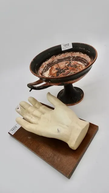 1 Henkelschale + 1 Skulptur Hand (beschädigt)