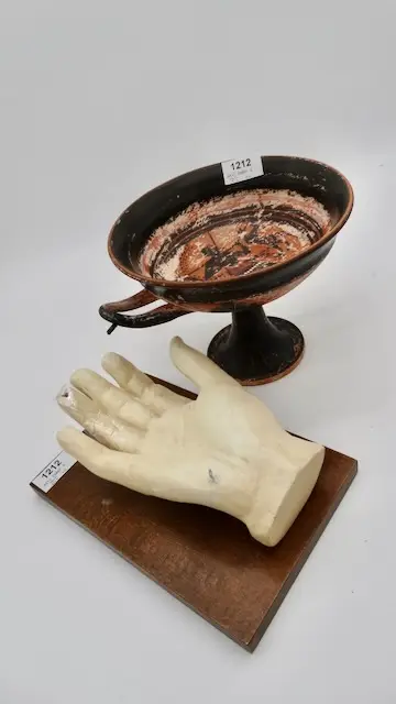1 Henkelschale + 1 Skulptur Hand (beschädigt)