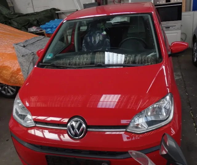 1 VW UP!, první registrace 06/18, STK 09/27, benzín, manuál, odečtený stav km 157 163, objem 999, kW 44, 2 klíče, všechny doklady