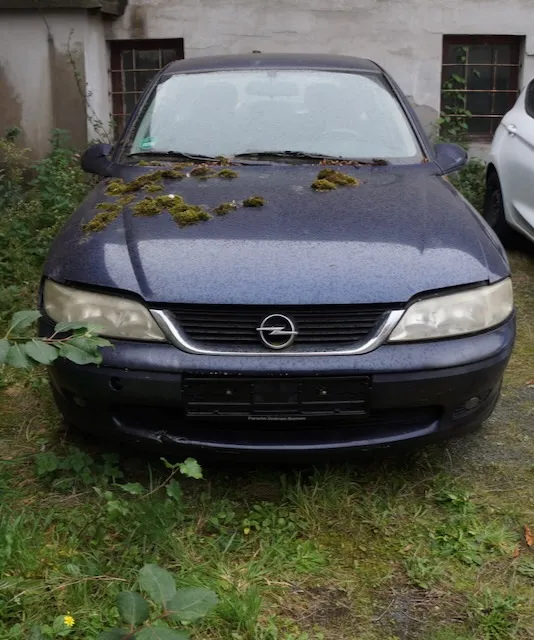 1 Opel Vectra, benzine, handgeschakeld, km-stand 125.864, bouwjaar ca. 1999, 1 sleutel, geen papieren