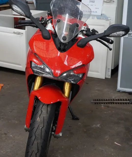 1 motocykl Ducati, první registrace 05/17, STK 07/27, benzín, manuál, stav km 38 374, objem 937, kW 81, 1 klíč, bez technického průkazu