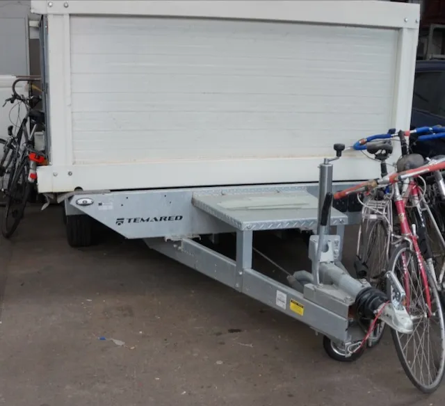 1 Temared DC Fahrzeugtransporter mit Sanitärhäuschen, EZ 11/22, HU 08/28, 6 Schlüssel, alle Papiere
