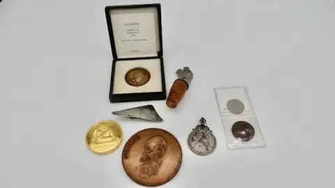 1 partia medali + biżuteria