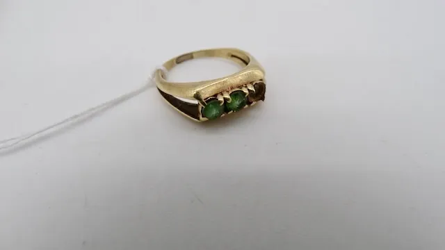 1 ring in 585 yellow gold with 2 green stones, 1 missing
