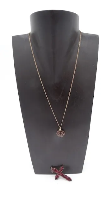 1 ketting 333 goud met granaat hanger + 1 granaat kruishanger