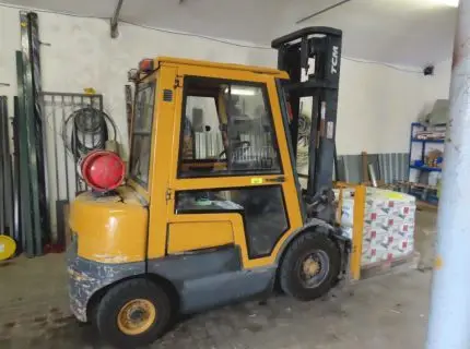 1 台燃气叉车，品牌 TCM，型号 FG20/5T，机器编号 B31TE56817，1998 年制造，载重 2,000 kg，自重 3,560 kg