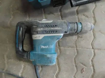 2 kombinirana čekića, proizvođač Makita, tip HR4013C, s AVT, 1.100 W, broj udaraca 1.450 - 2.900 min, bušenje u betonu 40 mm, godina proizvodnje 2018,…