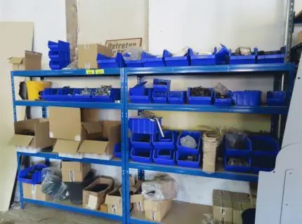 2 metal raf, her biri yaklaşık 1,80 m x 1,50 m, geçmeli sistem, mavi renk, 1 parti bağlantı malzemesi depo görünüm kaplarında, şunlardan oluşur:…