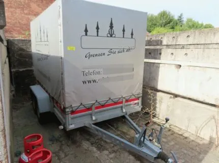 1辆带篷平板拖车，品牌Tema，型号DMC，识别号SWH2S0510GH058079，首次登记：01.03.2016，允许总重量：2.000 kg