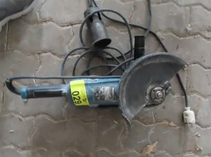 1台双手角磨机，品牌Makita，型号GA9050R，2,000 W，砂轮直径230 mm，序列号389576 R，制造年份2022