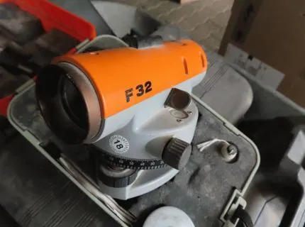 1套Nedo品牌F32型水准仪套装，带铝制建筑三脚架，置于箱内