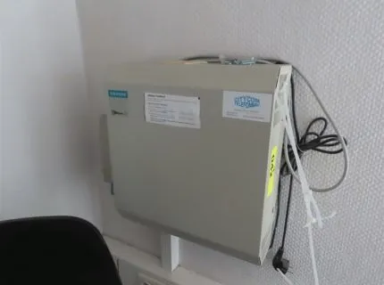 1 套电话系统，品牌 Siemens，型号 Hicom 110，1 部便携电话，品牌 Siemens Gigaset，型号 A270H，绿色，1 部电话，品牌 Yealink