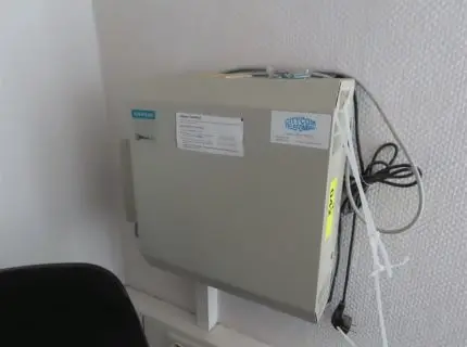 1 centralino telefonico, marca Siemens, tipo Hicom 110, 1 telefono portatile, marca Siemens Gigaset, tipo A270H, verde, 1 telefono, marca Yealink