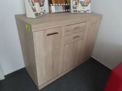 1 aparador, 1 m x 1,20 m, con 2 puertas y 2 cajones, 1 mesa auxiliar, 0,30 m x 0,50 m, 1 silla giratoria de oficina con reposabrazos, desgastada