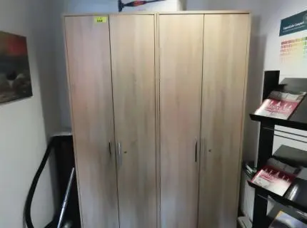 2 armarios de archivo, 2 m x 1 m, 1 armario aparador, 1,20 m x 1 m, de 2 puertas