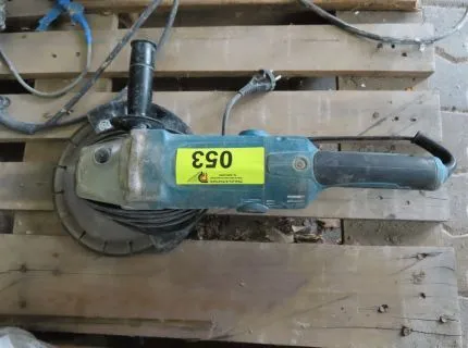 1台双手角磨机，品牌 Makita，型号 GA9050R，2,000 W，制造年份 12/2024，序列号 542318 R