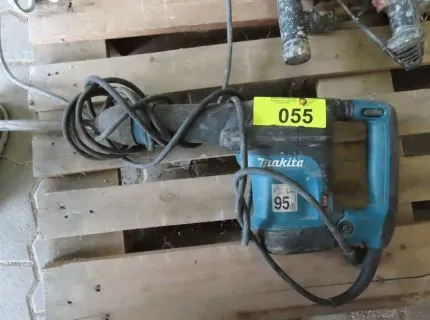 1台电锤，品牌Makita，型号HM0871C，1,100 W，序列号0233157 Y，制造年份2021