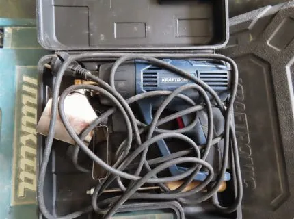 1 台热风枪，品牌 Kraftronic，型号 KT-HG 2000，2.000 W，序列号 EB092813，制造年份 07/2024，带箱
