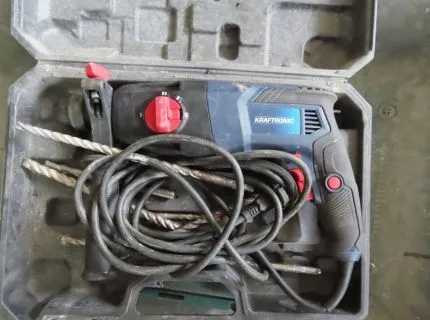 1 台电锤，品牌 Kraftronic，型号 KT-BH 620 4F，650 W，序列号 EB085920，制造年份 05/2023，带箱