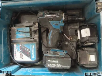 1台充电式电钻螺丝刀，品牌 Makita，型号 DDF482，18V，序列号 519646 R，含2块备用电池和充电器，制造年份 2019，带箱
