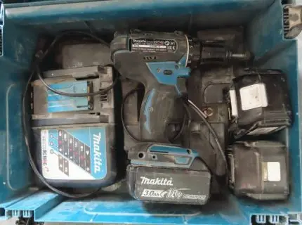 1 مفك براغي لاسلكي، ماركة Makita، طراز DDF482، 18 فولت، رقم تسلسلي 519646 R، مع بطاريتين احتياطيتين وشاحن، سنة الصنع 2019، في حقيبة