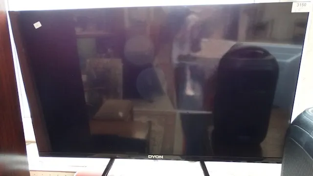 1 téléviseur Dyon + télécommande