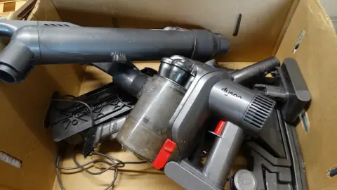 1 aspirateur Dyson