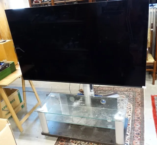 1 grand téléviseur et 1 table de télévision en verre