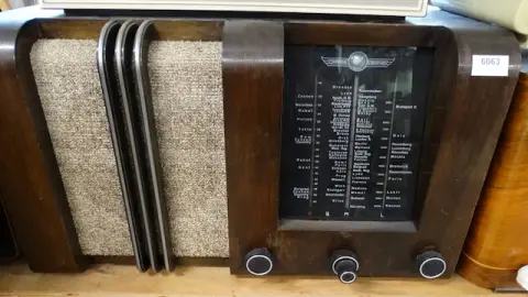 1 old tube radio