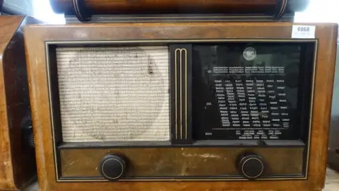 1 old tube radio