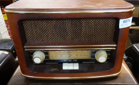 1 old tube radio