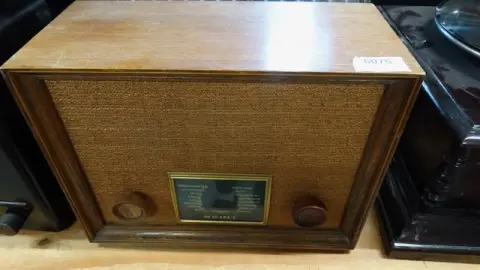 1 old tube radio