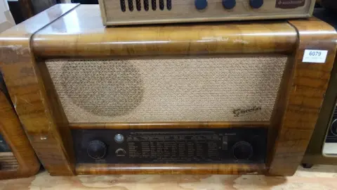 1 old tube radio