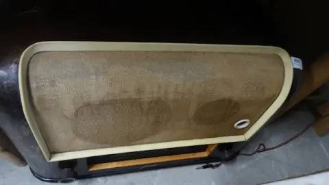 1 old tube radio