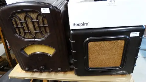 1 old radio + speaker
