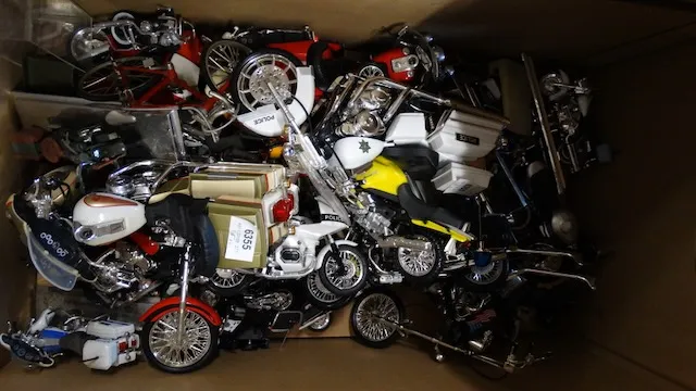 1 doos met modelmotoren