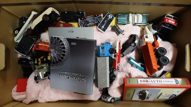 1 karton modeli samochodów